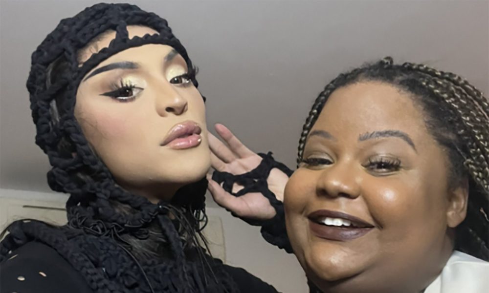 Pabllo Vittar Apresenta Parceria MC Carol Em Descontrolada