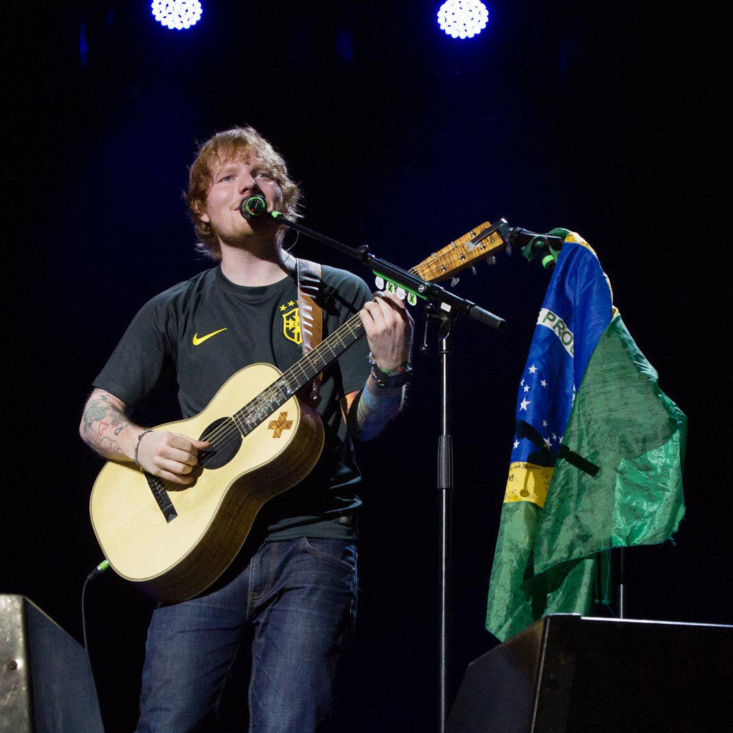 Com camisa do Brasil, Ed Sheeran faz show em SP carregado de emoção