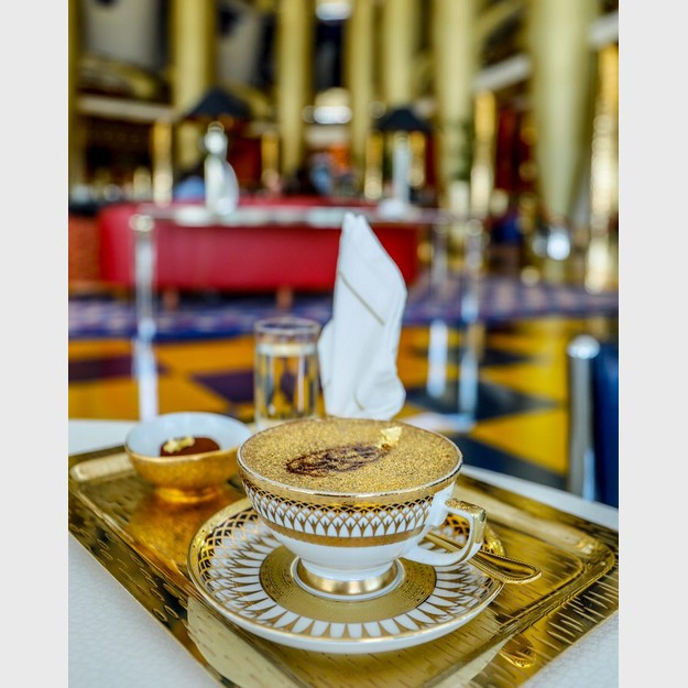 Hotel em Dubai serve cappuccino com ouro 24 quilates