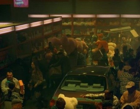 Miley foi uma das vítimas dos incêndios que tem ocorrido na Califórnia. Em uma das cenas, a cantora faz referências a saques que ocorreram motivados pelo desastre ambiental.