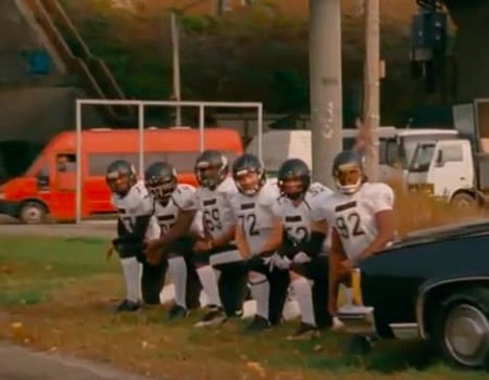 Nesta cena, Miley mostra seu apoio ao movimento "Take a Knee", iniciado pelo jogador de futebol americano Colin Kaepernick e protesta contra a brutalidade da polícia.