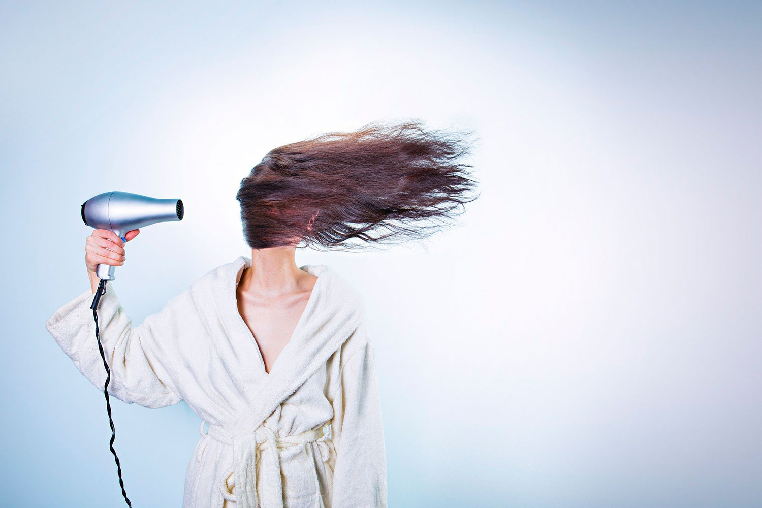 Secador de cabelo cospe fogo em primeiro uso e vídeo viraliza