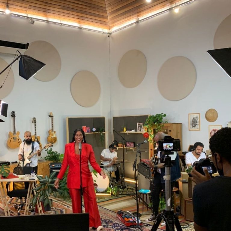 Luedji Luna se apresenta na Tiny Desk em parceria com Afropunk - Site RG –  Moda, Estilo, Festa, Beleza e mais