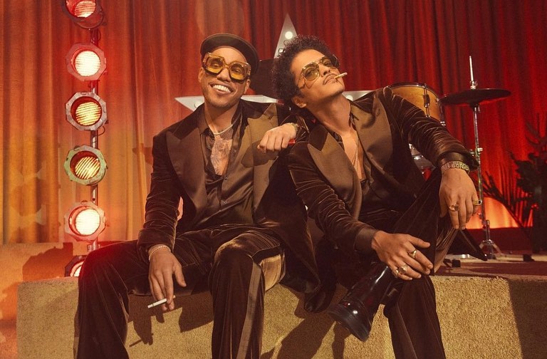 Bruno Mars e Anderson .Paak lançam 'Leave the door open