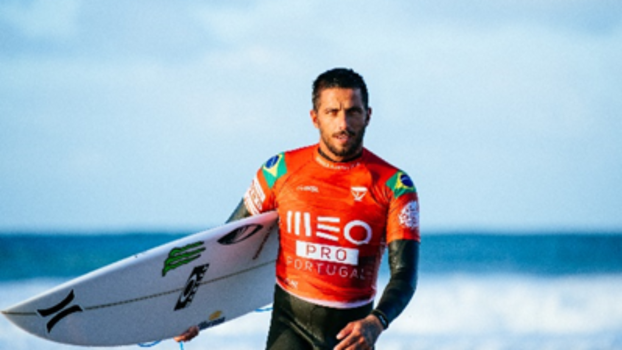 Atual sensação do surfe, Filipe Toledo é casado com cantora, promessa da  música pop - Famosos - Extra Online