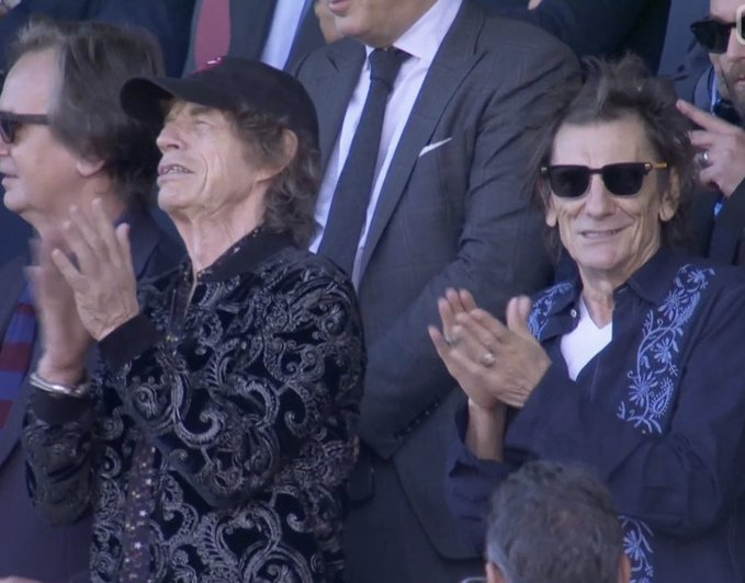 Mick Jagger e Ronnie Wood vendo o jogo do Barcelona da arquibancada | Foto: Reprodução / Twitter