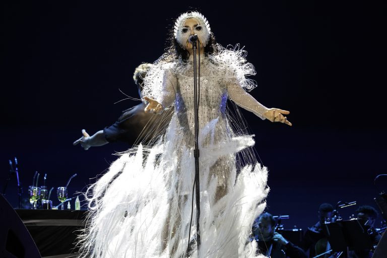 Bjork convidou a cantora espanhola para a parceria | Foto: Santiago Felipe/Getty Images for ABA
