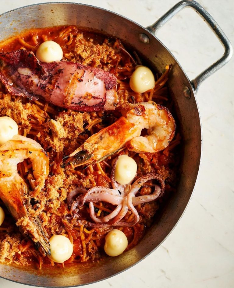 Fideuá, lula, camarão e crocante de porco no Mila | Foto: Reprodução / Instagram