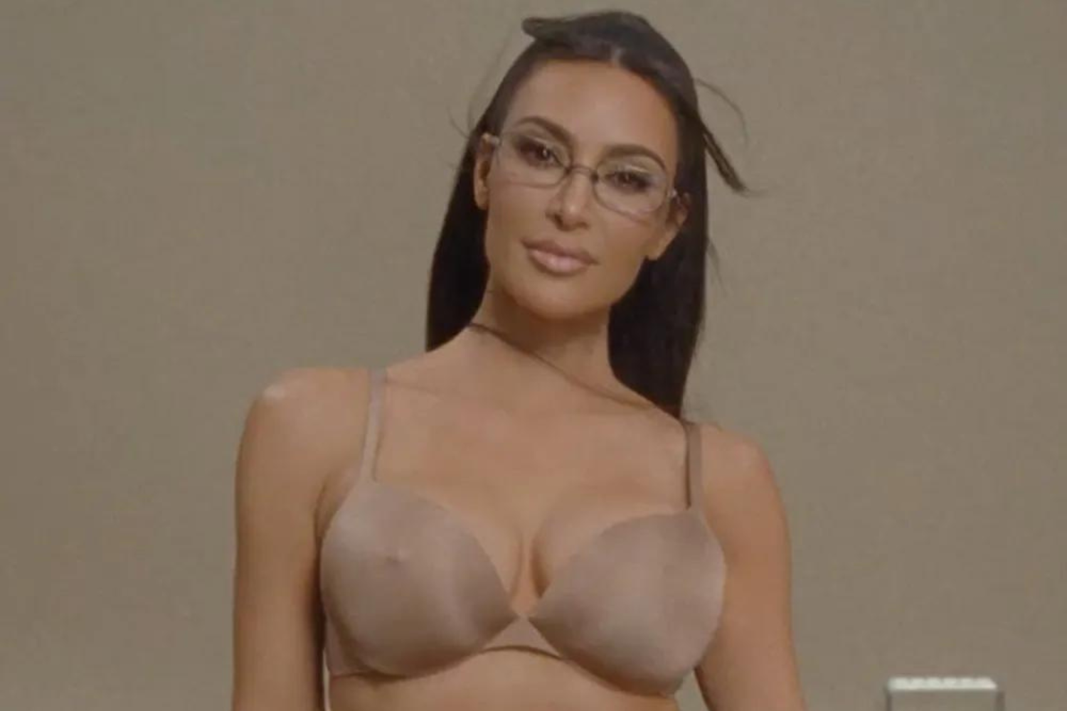 Kim Kardashian lança sutiã com mamilos enrijecidos; veja como funciona